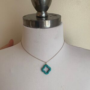 Gold tone necklace w/ turquoise flower shape pendant